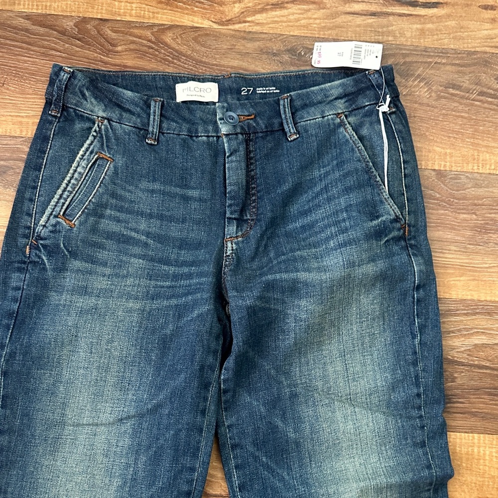 Pilcro low rise boot cut Jeans. NWT size 27
